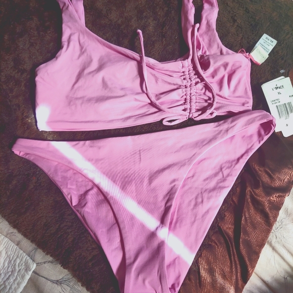 Gorgeous L Space bikini - Picture 3 of 3